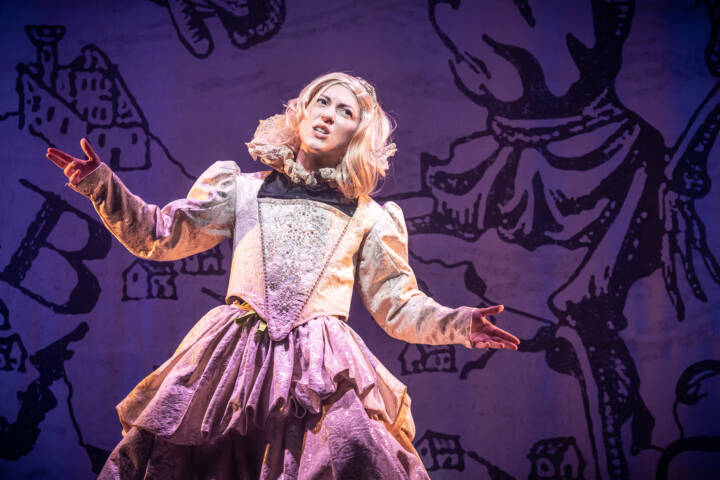 Amalia Vitale dressed in Elizabethan dress and ruff